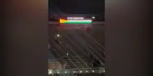 L’Aida all’Arena di Verona si ferma tra primo e secondo atto: sullo schermo la scritta “stop genocide” e la bandiera palestinese
