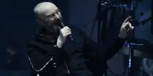 Phil Collins ricoverato in ospedale per un intervento al ginocchio. Fan allarmati e l’ufficio stampa interviene