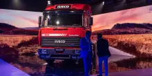 Iveco, Elkann chiude la vendita: il settore militare a Leonardo, quello civile all’indiana Tata Motors
