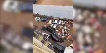 Inondazioni nella regione di Pechino: decine di morti e 80mila sfollati. I video delle auto trascinate dal fango