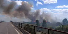 Incendio vicino all’aeroporto di Catania: sospesi tutti i voli. Il fumo invade la tangenziale – Video
