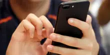Sesso di gruppo a Genova, diffuse foto intime su WhatsApp senza consenso: si indaga per Revenge Porn