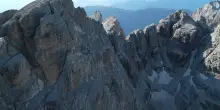 Dolomiti di Brenta, scanner delle cime dopo i crolli: “Crisi climatica intensifica le frane” – Video
