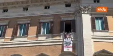 “L’ipocrisia uccide come la fame. Meloni, sveglia”: lo striscione per Gaza srotolato a Montecitorio da Bonelli e Fratoianni