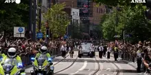 Migliaia di fan per le strade di Birmingham omaggiano Ozzy Osburne: l’ultimo saluto alla leggenda del metal – Video