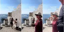 La proposta di matrimonio a Santorini è un disastro: così una barretta di cioccolato rovina il video (virale)