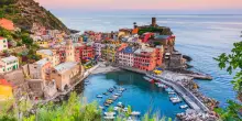 “Vietati i selfie con il mare mosso e sui sentieri a strapiombo: una turista ha rischiato di annegare”: il provvedimento del sindaco di Vernazza contro il “turismo incosciente”