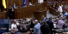 Ucraina, volano schiaffi in Parlamento prima del voto sulla legge anticorruzione: il video della zuffa