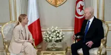 Meloni va in Tunisia e parla di migranti con Saied. Le opposizioni: “Stringe le sue mani , i naufraghi rischiano la vita”