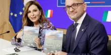 L’uomo di FdI stanzia 100mila euro di soldi pubblici per 2mila copie di un libro sulle Marche. E Santanché lo promuove in campagna elettorale