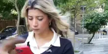 Paura per una giornalista: il ladro in motorino le strappa il telefono davanti alle telecamere – Video
