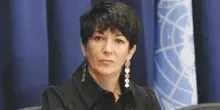 Caso Epstein, Maxwell parla e difende Trump: “Mai visto in un contesto inappropriato”. Lista clienti? “Non esiste. E Jeffrey non si è suicidato”