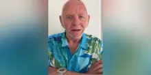 “Grazie Kim, non aver paura di venire a cena da noi”: Anthony Hopkins prova la nuova maschera facciale di Skims ed è subito Hannibal Lecter