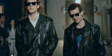“Nord Sud Ovest Est”, la storia di Max Pezzali e Mauro Repetto torna sul set: le immagini video del backstage