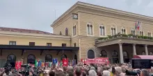 Strage di Bologna, il minuto di silenzio e il triplice fischio del treno alle 10.25 di fronte alla stazione