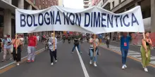 Strage di Bologna, applausi e commozione: il video del corteo lungo via Ugo Bassi