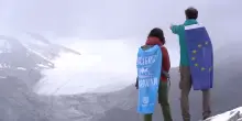 “Necessaria governance europea per i ghiacciai”, il flash mob di Legambiente sull’Adamello: “Arretrato di 127 metri in un anno”