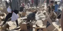 Gaza, palestinesi raccolgono da terra il cibo in un centro di distribuzione: la disperazione a Nuseirat – Video