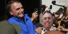 Brasile, Bolsonaro ai domiciliari: “Ha violato le restrizioni”. Vietate le visite anche ai suoi figli