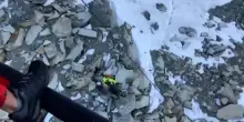 Due alpinisti bloccati sul Cervino, recuperati all’alba in elicottero: le immagini dei soccorsi