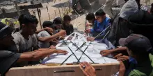 Gaza, aiuti nel caos. Giordania: “Coloni israeliani hanno assaltato un convoglio”. Onu contro Ghf: “Viola il diritto internazionale”