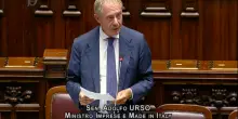 Il ministro Urso inciampa sull’inglese durante il question time: la “factory” diventa fattoria – Video