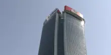 Milano, rimosso il pannello rosso dell’insegna Generali sulla Torre Hadid