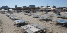 “Prezzi alti? No, stipendi bassi. Il ceto medio è scomparso”. A Rimini tra hotel mezzi vuoti (con camere a prezzo di saldo) e ombrelloni chiusi