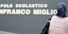 Adro cancella il nome dell’ideologo della Lega Gianfranco Miglio dalla parete della scuola