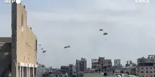 Gli aiuti umanitari per Gaza arrivano con il paracadute: le immagini dell’operazione aerea