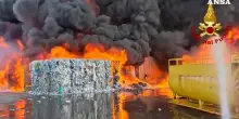 Incendio in un centro rifiuti a Catania: in fiamme materiali di scarto – Video