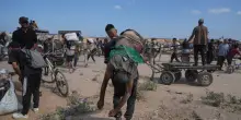 Gaza, 27 palestinesi uccisi dall’alba, 11 cercavano aiuti. Hamas: “100 bambini morti di fame dall’inizio della guerra”