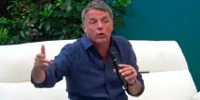 Renzi e l’inglese di Urso: “È un asino”. E canta una parodia della canzone ‘Nella vecchia fattoria’