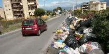 Multe fino a 18mila euro per chi lancia rifiuti dalle auto: nelle aree protette c’è anche l’arresto