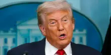 Trump schiera la Guardia Nazionale a Washington: “La salverò dal crimine e dallo squallore”. Proteste fuori dalla Casa Bianca