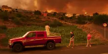 Incendi in Spagna, da Cadice a Leon migliaia di persone evacuate: “Casi di terrorismo ambientale”