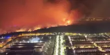 Le immagini dall’alto dell’incendio boschivo divampato a nord di Madrid