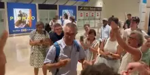 “Free, free Palestine”: cori e applausi al rientro di don Nandino Capovilla in Italia – Video