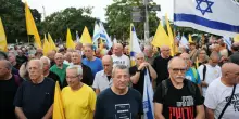 Riservisti ed ex piloti israeliani protestano davanti alla sede delle Idf: “Basta con la guerra inutile a Gaza”