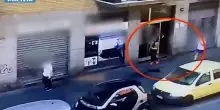 Rapinano 89enne a Milano, due 19enni incastrati dalle telecamere: il video dell’aggressione