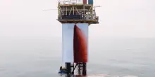 Tela gigante cosparsa di liquido rosso sangue, l’opera di Anish Kapoor su una piattaforma petrolifera (per protesta)