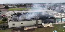A fuoco una piscina nella Bergamasca, evacuate le persone: vigile del fuoco ferito. Il video della struttura