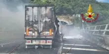 Scontro tra due tir sull’A26 a Genova Voltri: mezzi in fiamme e un ferito grave. Traffico bloccato