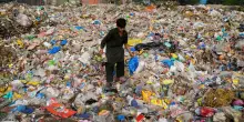 Falliscono i negoziati del Trattato globale sulla plastica: produzione triplicata entro il 2050