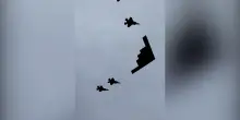 Un bombardiere B-2 e quattro caccia sorvolano la base in Alaska durante i saluti tra Trump e Putin
