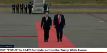 Trump e Putin arrivano in Alaska: il presidente Usa applaude l’omologo, poi la stretta di mano – Video