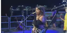 “Pippo Baudo ci ha lasciato qualche minuto fa”: Cristina D’Avena interrompe il concerto e dà l’annuncio al pubblico – VIDEO