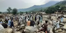 Inondazioni in Pakistan, oltre 350 morti e almeno 150 dispersi. Gli esperti: “Il cambiamento climatico intensifica le piogge”
