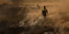 Incendi in Spagna “senza precedenti”. Morto pompiere in Castiglia e Leon, le autorità: “Interrompere cammino di Santiago”
