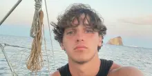 Si tuffa dagli scogli di Polignano a Mare e sbatte la testa: morto il 23enne Francesco Aronica